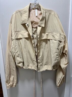 Fabletics Quintessential Cropped Cargo Jacket Lightweight Cream XL P2P 28” L 23”